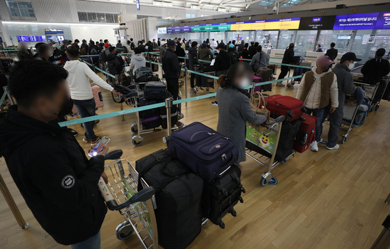 5일 오전 인천국제공항 1터미널이 공항 이용객들로 북적이고 있다. 한국은 1일부터 위드 코로나에 돌입했다. [뉴스1]