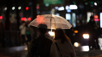 서울 아침에 돌풍·번개, 강한 비… "내일 출근길 우산 챙겨요"