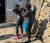 부산 남천어촌계 해녀들이 서로 도와가며 해녀복을 입고 있다. 사진 동의대 한일해녀연구소