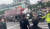 중국 인민해방군 지대공 미사일 이동식 발사대로 보이는 차량이 경찰의 통제 아래 도심에서 움직이고 있다. 트위터 EileenEChang 계정 캡처