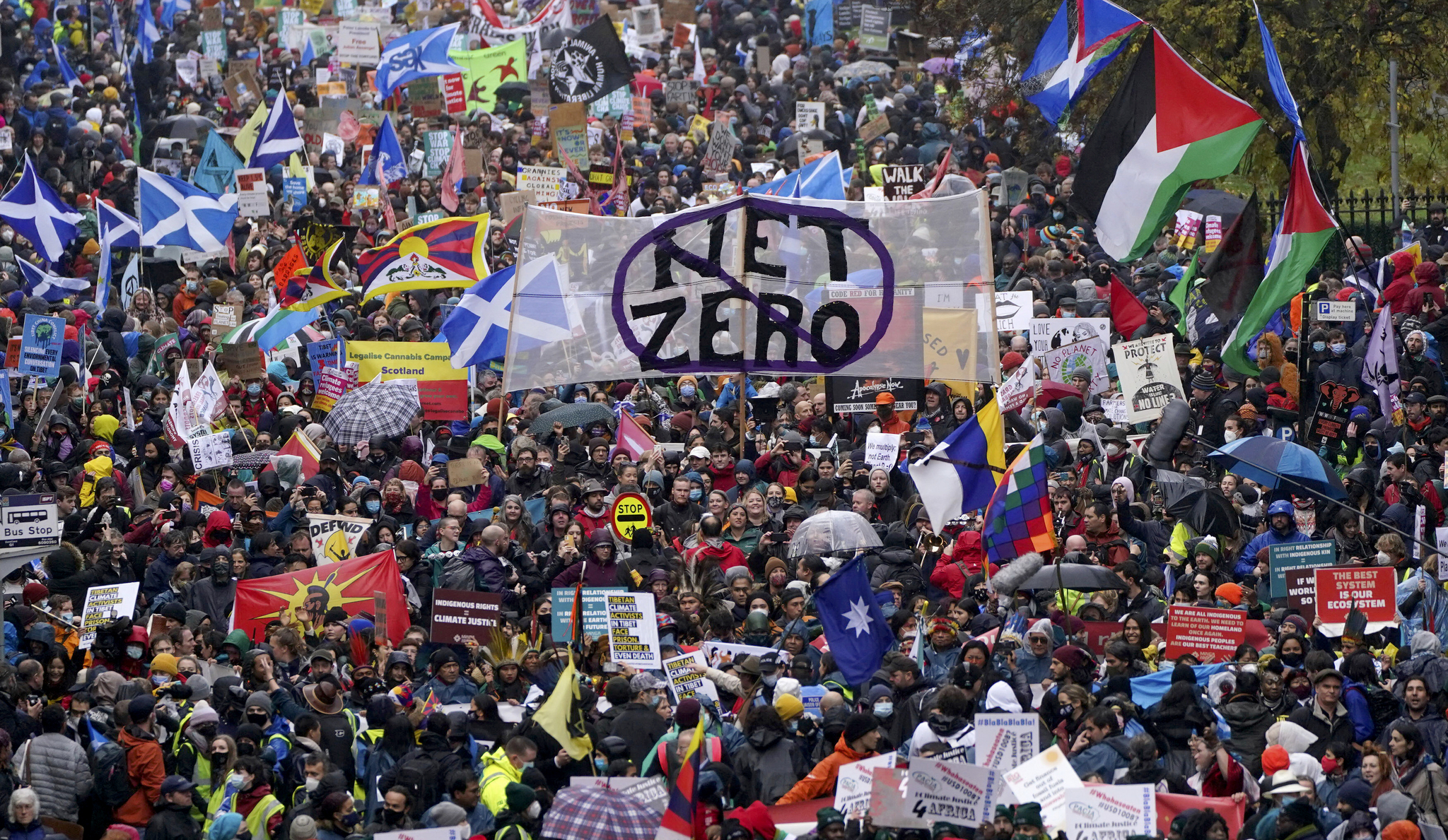 환경운동가들이 6일 COP26이 열리는 글래스고에서 '즉시 행동'을 요구하는 시위를 벌였다. AP=연합뉴스