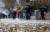 쌀쌀한 날씨를 보인 8일 서울 종로구 세종대로사거리 인근에 떨어진 낙엽이 깔린 가운데 시민들이 우산을 쓴 채 발걸음을 재촉하고 있다. 뉴스1