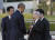 쓰보이 스나오가 2016년 5월 27일 미국 현직 대통령으로는 처음 히로시마를 방문한 버락 오바마 대통령과 악수하고 있다. AP=연합뉴스