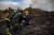 스페인 지질연구소 회원들이 5일 라팔마섬 쿰브레 비에하 화산 폭발 이후 용암 흐름을 측정하고 있다. [AFP=연합뉴스]