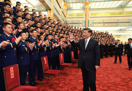 시진핑은 8일부터 11일까지 열리는 중국 공산당 19기 6중전회를 통해 중공 역사상 세 번째 역사결의를 이끌어낼 것으로 보인다. 사진은 지난 6일 국가역할모델들과의 만남. 신화=연합뉴스
