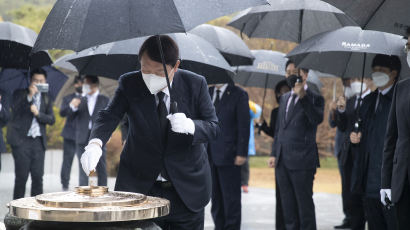 [이 시각] 윤석열, 국립서울현충원 참배로 공식일정 시작