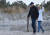 조 바이든 미국 대통령이 7일(현지시간) 부인 질 여사와 함께 집이 있는 델라웨어주의 해변을 산책하고 있다. [AFP=연합뉴스]