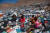 지난 9월26일(현지시간) 칠레 북부 아타카마 사막에서 주민들이 버려진 옷더미를 살펴보고 있다. AFP=연합뉴스