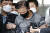 여성 2명을 살해한 혐의를 받는 강윤성이 지난 9월7일 오전 서울 송파경찰서에서 검찰로 송치되고 있다. 뉴스1