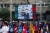 오브라도르 대통령의 지지자들이 9일 뉴욕 유엔본부 앞에서 대통령이 의장을 맡은 안보리 회의 연설을 마치자 축하하며 춤을 추고 있다. AP=연합뉴스