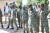 수단 수도 하르툼의 대통령궁에서 지난 10월 16일 시위대가 몰려와 '굶주림을 주는 정부를 무너뜨리자'는 구호를 외치자 수단의 군인들이 경비를 서고 있다. 수단 군부는 10월 25일 군사쿠데타를 일으켰다. 로이터=연합뉴스 