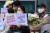 성본변경 청구인 가족(가운데)이 9일 오후 서울 서초구 서울가정법원 앞에서 열린 '엄마의 성·본 쓰기' 성본변경청구 허가 결정을 환영하는 기자회견을 하고 있다.[연합뉴스]