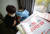 얀센 백신 접종자 대상 추가접종(부스터샷)이 진행된 8일 서울 관악구 에이치플러스 양지병원에서 접종 대상자가 백신을 접종하고 있다.  뉴스1