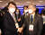 이재명 민주당 후보(오른쪽)와 윤석열 국민의힘 후보가 10일 서울 광진구 워커힐호텔에서 열린 '글로벌인재포럼2021' 행사에 참석해 VIP간담회에서 악수를 하고 있다. 국회사진기자단