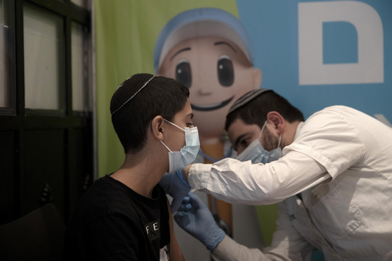 이스라엘에서 청소년이 코로나19 백신을 맞고 있다. [AP=연합뉴스]