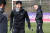 축구대표팀 공격수 손흥민(왼쪽)이 10일 파주트레이닝센터에서 파울루 벤투 감독이 지켜보는 가운데 동료들과 훈련하고 있다. [연합뉴스]