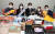 GS칼텍스 직원들이 3일 서울 강남구 역삼동 본사에서 기증품을 들어 보이고 있다. 김상선 기자
