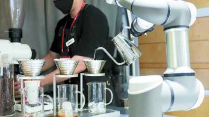 [사진] 로봇 바리스타의 커피 한 잔