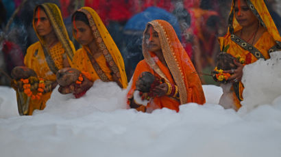 흰 독성 거품 뒤덮인 강…알고도 인도인들이 몸 담그는 이유