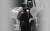 김경수 전 경남도지사가 지난 7월26일 경남 창원시 창원교도소 앞에서 부인 김정순씨와 포옹하고 있다. 연합뉴스