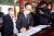 더불어민주당 당대표 출마를 선언한 홍영표 의원이 15일 오전 광주 북구 국립 5·18 민주묘지를 참배하기 앞서 방명록을 작성하고 있다. 연합뉴스