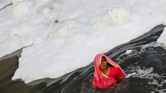 [이 시각] 인도에 눈이 내렸나? 독성 거품 뒤덮인 강에서 태양신 축제