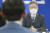 더불어민주당 이재명 대선 후보(오른쪽)가 12일 서울 여의도 중앙당사에서 존 오소프 미 상원의원을 접견, 악수하고 있다. [국회사진기자단]