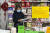 중국 정부가 만일의 사태에 대비해 필수품을 비축하도록 장려한 후 베이징의 한 슈퍼마켓에서 한 여성이 쇼핑을 하고있다. ⓒ뉴욕타임스