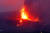대서양의 스페인 영토인 카나리아 제도 라팔마 섬에서 일어난 화산 폭발로 용암이 흘러내리고 있다.흐릅니다. AP=연합뉴스