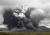 일본 규슈 구마모토(熊本)현의 활화산 아소 산이 지난달 20일 분화해 화산재가 연기처럼 솟구치고 있다. 해발 1506m의 나카다케(中岳) 제1 화구에서 분출된 화산재는 3500m 높이까지 분출됐으며, 당국은 주변 2㎞ 출입을 막았다. [EPA] 