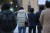 영하 1도의 아침 추위가 찾아온 12일 두꺼운 옷차림을 한 출근길 시민들이 서울 광화문네거리에 서 있다. 연합뉴스