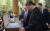 푸틴 러시아 대통령(왼쪽)과 시진핑 중국 국가주석이 2019년 6월 15일 두샨베의 디아오위타이 국빈관에서 아이스 베리 아이스크림을 보고 있다. ⓒAFP