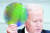 지난 4월 미국 백악관에서 열린 반도체 공급망 회의에서 조 바이든 대통령이 반도체 웨이퍼를 들어올리고 있다. [AP=연합뉴스]