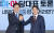 송영길 민주당 대표(왼쪽)와 이준석 국민의힘 대표가 9일 심야 서울 마포구 상암MBC 스튜디오에서 열린 '100분 토론'에 앞서 포토타임을 갖고 있다.