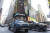 리비안이 상장한 10일 뉴욕 타임스퀘어에 전시된 리비안 R1T 픽업트럭. AP=연합뉴스