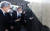 더불어민주당 이재명 대선후보가 13일 부산시 남구 유엔 기념공원을 방문, 추모비를 둘러보고 있다. 연합뉴스