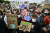 지난 9월 24일 베를린 국회의사당 앞에서 열린 기후파업 시위에서 청소년들이 다양한 구호가 적힌 손팻말을 들고 참석했다. [AFP=연합뉴스] 