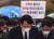 윤석열 국민의힘 대선 후보가 10일 광주 북구 국립 5·18 민주묘지에서 방문을 항의하는 시민들에게 막혀 참배단까지 가지 못한 채 도중에 멈춰 서 묵념으로 참배를 대신하고 있다. 뉴스1
