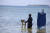 투발루 섬의 사이먼 코페 장관은 11월 4일(현지시간) 제26차 유엔기후변화협약총회(COP26)에서 공개된 영상에서 양복과 넥타이를 착용하고 바다와 물 속에서 연설해 눈길을 끌었다. 투발루는 바다에서 몇 미터 떨어진 태평양 한가운데 위치한 섬 중 하나다. 지구 온난화로 인한 해수면 상승으로 인해 앞으로 수십 년 동안 사라질 위기에 처해 있다. [사진 SNS]