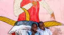 [더오래]아이티 시골서 만난 토착적 색감의 벽화, 그 앞 아이들 