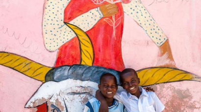 [더오래]아이티 시골서 만난 토착적 색감의 벽화, 그 앞 아이들 
