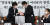 윤석열 국민의힘 대선후보(왼쪽 두 번째)가 8일 오전 서울 여의도 국회에서 열린 최고위원회의에서 이준석 대표에게 비단주머니를 받고 있다. 뉴스1