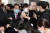 홍준표 국민의힘 의원이 지난 8일 오전 서울 영등포구 여의도 BNB타워에서 열린 JP희망캠프 해단식에서 2030세대 지지자들과 사진을 찍고 있다. 뉴스1