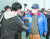 윤석열 국민의힘 대선후보(오른쪽)가 14일 한국시리즈 1차전 관람을 위해 서울 고척스카이돔에 들어서며 한 야구팬과 인사하고 있다. [국회사진기자단]
