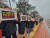 충북 청주 내곡초 학부모들이 16일 충북교육청 정문에서 모듈러 교실 설치에 반대하는 시위를 하고 있다. 최종권 기자