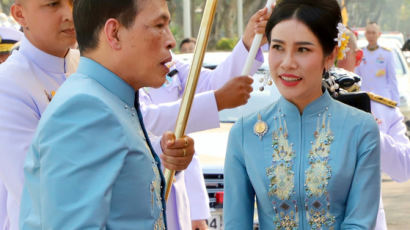 태국 반정부시위 속…왕은 후궁·개 30마리와 '독일 호캉스'