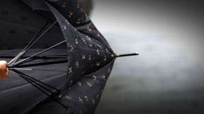 우산으로 눈 찔러 실명시킨 60대 징역 2년 6개월 실형