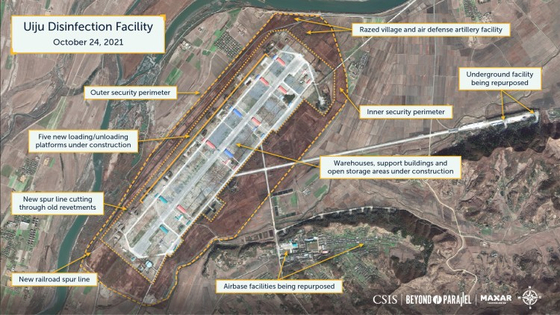 2021년 10월 의주 비행장에 설치된 소독 시설과 창고들이 포착된 모습(아래). 전략국제문제연구소(CSIS) 홈페이지 캡처.