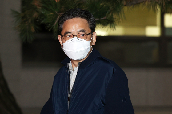 대장동 민간사업자들로부터 로비를 받았다는 의혹을 받는 곽상도 전 의원이 지난 15일 오후 서울남부지법에서 열린 국회 패스트트랙 충돌 사건 관련 공판을 마치고 법원을 나서고 있다. 뉴스1