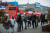 베를린 시민들이 17일 코로나 백신 접종을 하기 위해 접종 버스 앞에 줄을 서 있다. AFP=연합뉴스